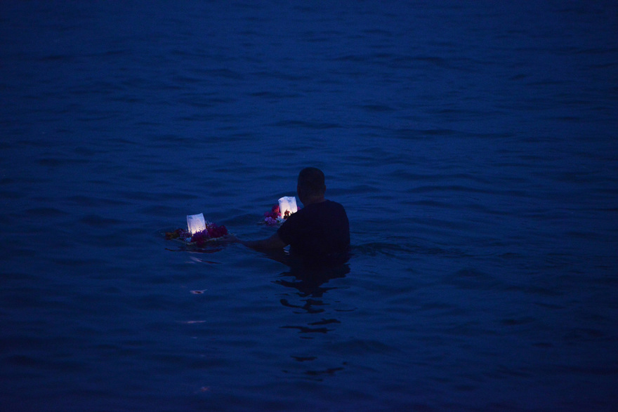 Φωτιά στο Μάτι: Μπήκαν στη θάλασσα και άφησαν 104 φαναράκια για τα θύματα της τραγωδίας - Δείτε βίντεο και φωτογραφίες