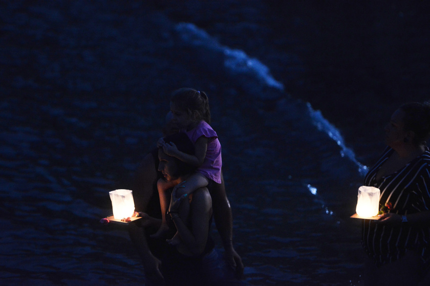 Φωτιά στο Μάτι: Μπήκαν στη θάλασσα και άφησαν 104 φαναράκια για τα θύματα της τραγωδίας - Δείτε βίντεο και φωτογραφίες