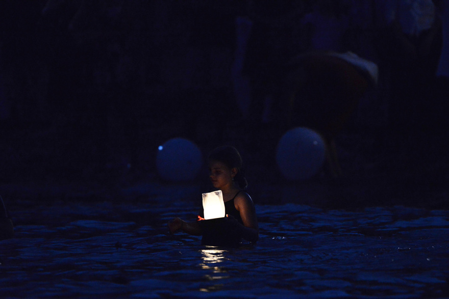 Φωτιά στο Μάτι: Μπήκαν στη θάλασσα και άφησαν 104 φαναράκια για τα θύματα της τραγωδίας - Δείτε βίντεο και φωτογραφίες