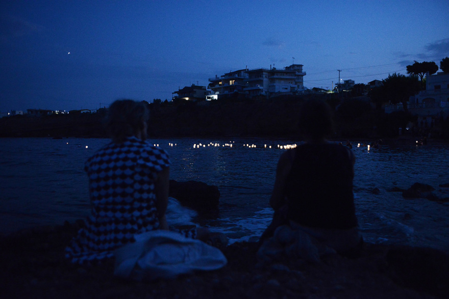 Φωτιά στο Μάτι: Μπήκαν στη θάλασσα και άφησαν 104 φαναράκια για τα θύματα της τραγωδίας - Δείτε βίντεο και φωτογραφίες