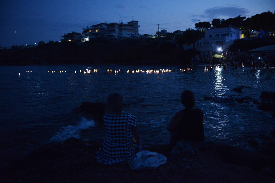 Φωτιά στο Μάτι: Μπήκαν στη θάλασσα και άφησαν 104 φαναράκια για τα θύματα της τραγωδίας - Δείτε βίντεο και φωτογραφίες