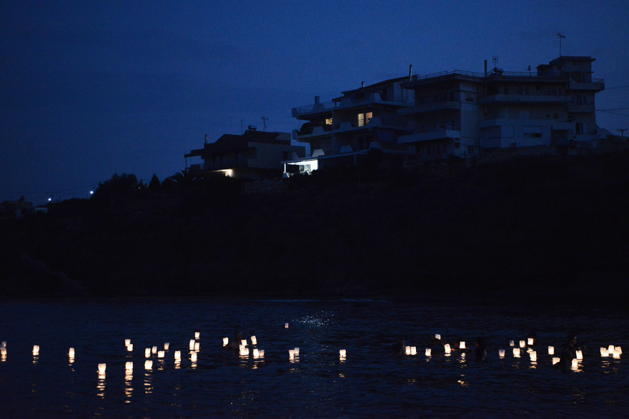 Φωτιά στο Μάτι: Μπήκαν στη θάλασσα και άφησαν 104 φαναράκια για τα θύματα της τραγωδίας - Δείτε βίντεο και φωτογραφίες