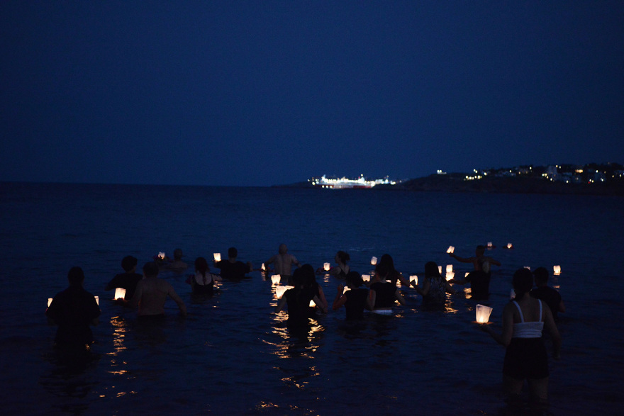 Φωτιά στο Μάτι: Μπήκαν στη θάλασσα και άφησαν 104 φαναράκια για τα θύματα της τραγωδίας - Δείτε βίντεο και φωτογραφίες