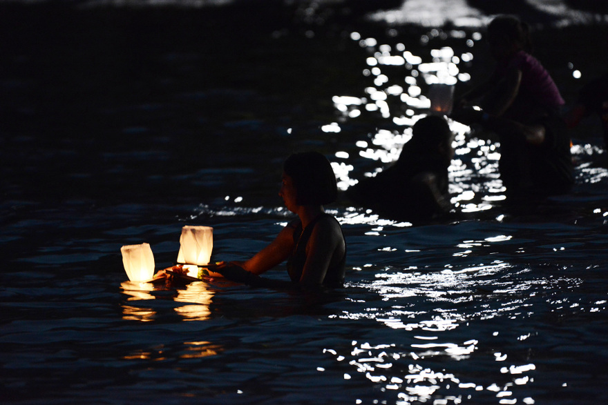 Φωτιά στο Μάτι: Μπήκαν στη θάλασσα και άφησαν 104 φαναράκια για τα θύματα της τραγωδίας - Δείτε βίντεο και φωτογραφίες