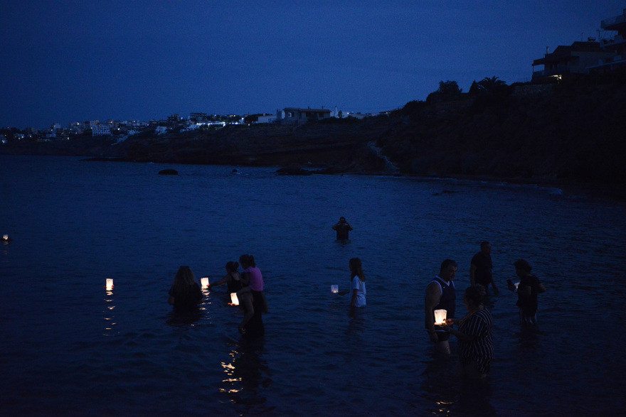 Φωτιά στο Μάτι: Μπήκαν στη θάλασσα και άφησαν 104 φαναράκια για τα θύματα της τραγωδίας - Δείτε βίντεο και φωτογραφίες