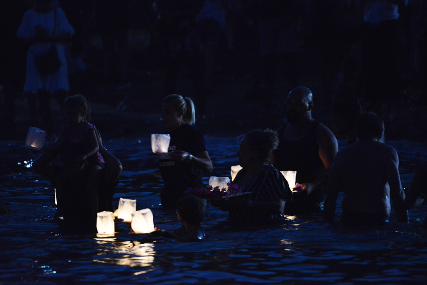 Φωτιά στο Μάτι: Μπήκαν στη θάλασσα και άφησαν 104 φαναράκια για τα θύματα της τραγωδίας - Δείτε βίντεο και φωτογραφίες
