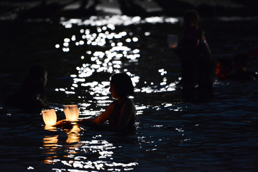 Φωτιά στο Μάτι: Μπήκαν στη θάλασσα και άφησαν 104 φαναράκια για τα θύματα της τραγωδίας - Δείτε βίντεο και φωτογραφίες