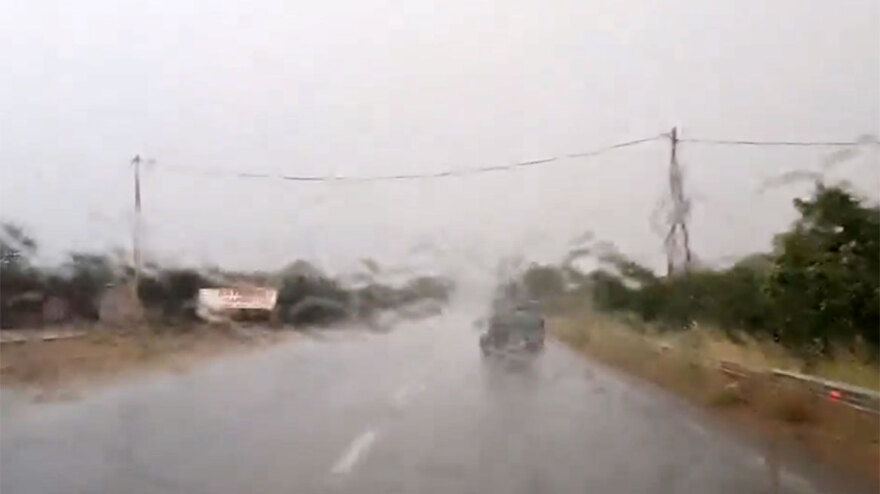 Καιρός: Άνοιξαν οι ουρανοί στη Λάρισα, ζημιές σε καλλιέργειες - Δείτε βίντεο και φωτογραφίες