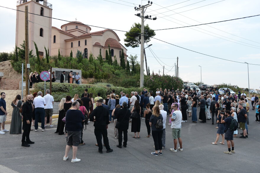 Φωτιά στο Μάτι: Μπήκαν στη θάλασσα και άφησαν 104 φαναράκια για τα θύματα της τραγωδίας - Δείτε βίντεο και φωτογραφίες