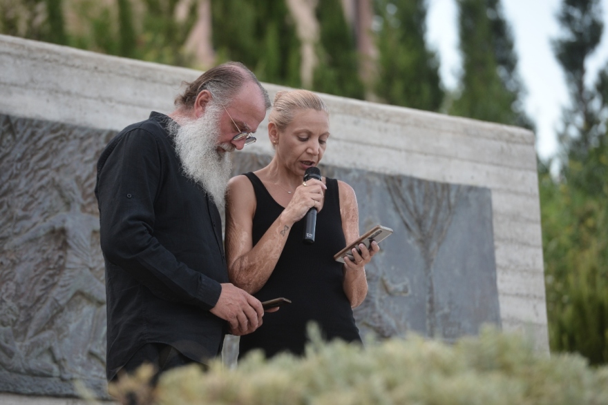 Φωτιά στο Μάτι: Μπήκαν στη θάλασσα και άφησαν 104 φαναράκια για τα θύματα της τραγωδίας - Δείτε βίντεο και φωτογραφίες