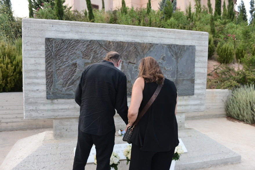 Φωτιά στο Μάτι: Μπήκαν στη θάλασσα και άφησαν 104 φαναράκια για τα θύματα της τραγωδίας - Δείτε βίντεο και φωτογραφίες