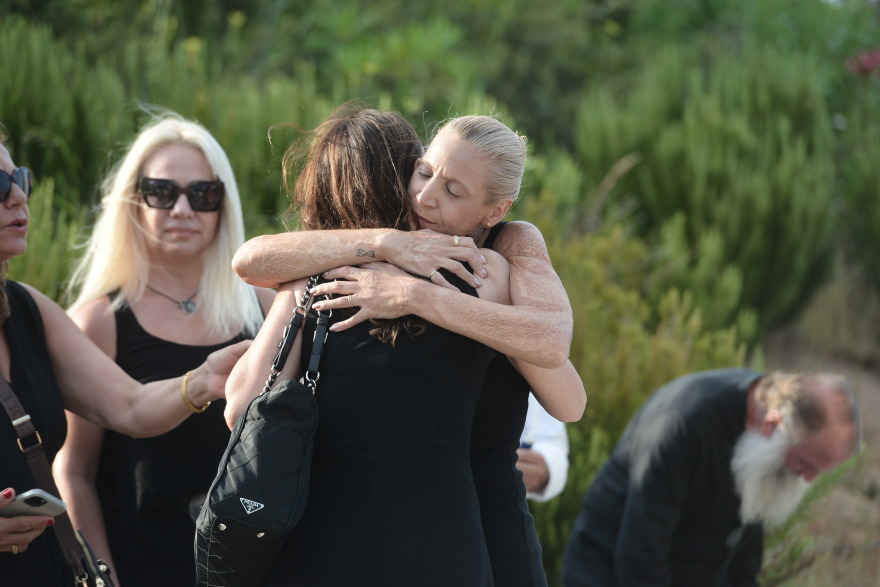 Φωτιά στο Μάτι: Μπήκαν στη θάλασσα και άφησαν 104 φαναράκια για τα θύματα της τραγωδίας - Δείτε βίντεο και φωτογραφίες