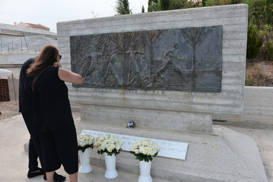 Φωτιά στο Μάτι: Μπήκαν στη θάλασσα και άφησαν 104 φαναράκια για τα θύματα της τραγωδίας - Δείτε βίντεο και φωτογραφίες