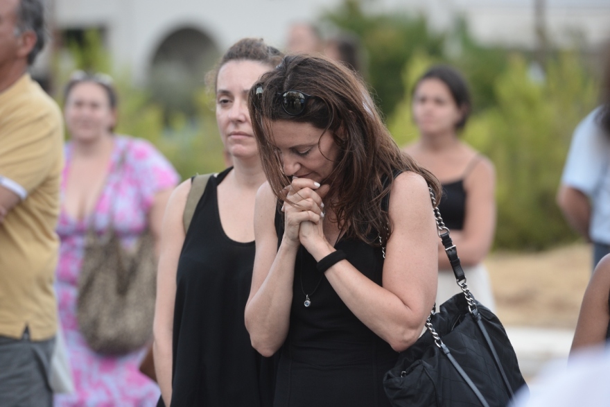 Φωτιά στο Μάτι: Μπήκαν στη θάλασσα και άφησαν 104 φαναράκια για τα θύματα της τραγωδίας - Δείτε βίντεο και φωτογραφίες