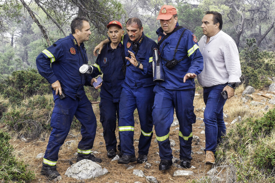 Φωτιά στο Σοφικό: Υποβασταζόμενος ο πυροσβέστης που τραυματίστηκε - Δείτε φωτογραφίες
