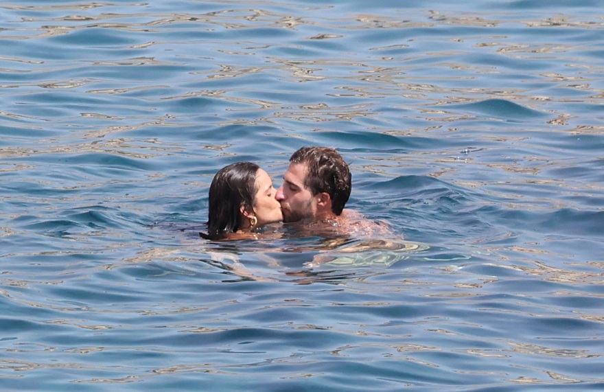 Iζαμπέλ Γκουλάρτ: Τα φιλιά με τον Κέβιν Τραπ στη Μύκονο και τα παιχνίδια με το νερό