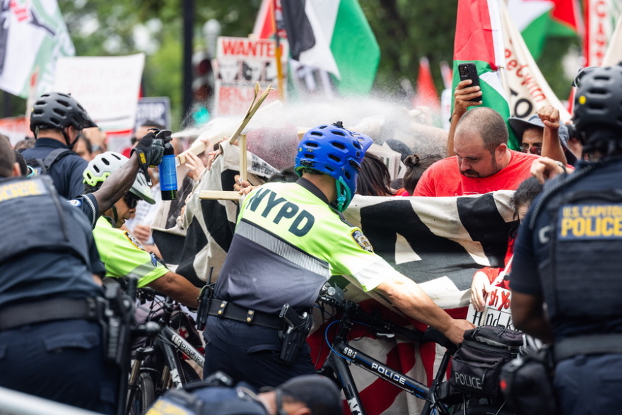 ΗΠΑ: Επεισόδια και χιλιάδες διαδηλωτές κατά του Νετανιάχου έξω από το Καπιτώλιο - «Χρήσιμους ηλίθιους του Ιράν» τους χαρακτήρισε ο Ισραηλινός πρωθυπουργός