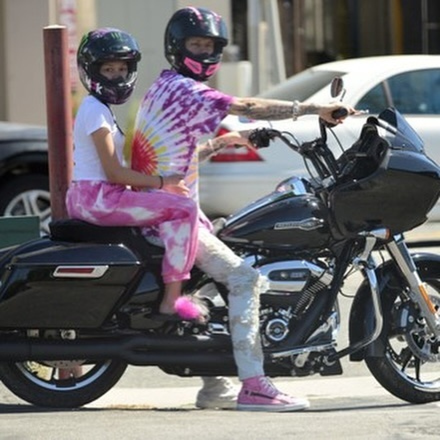 Μασίν Γκαν Κέλι: Ο κόσμος γυρίζει αλλά όταν σε κοιτάζω σταματάει, έγραψε για τα 15α γενέθλια της κόρης του 