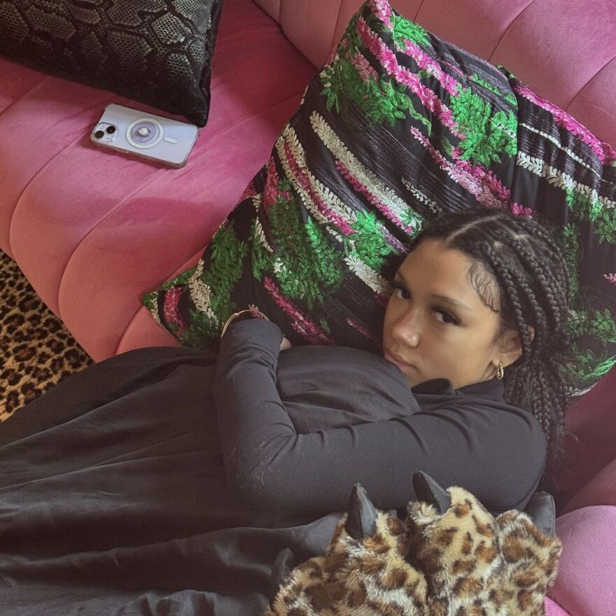 Μασίν Γκαν Κέλι: Ο κόσμος γυρίζει αλλά όταν σε κοιτάζω σταματάει, έγραψε για τα 15α γενέθλια της κόρης του 