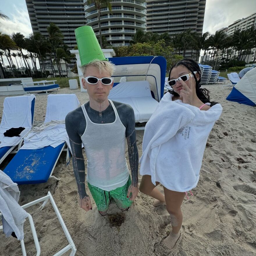 Μασίν Γκαν Κέλι: Ο κόσμος γυρίζει αλλά όταν σε κοιτάζω σταματάει, έγραψε για τα 15α γενέθλια της κόρης του 