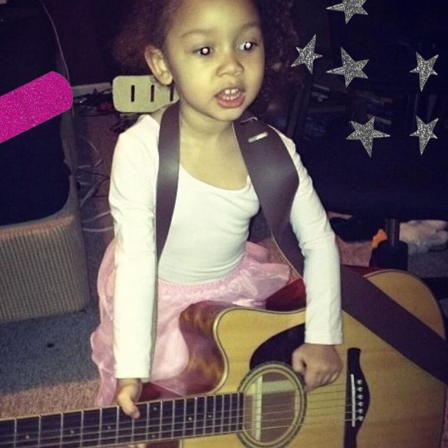 Μασίν Γκαν Κέλι: Ο κόσμος γυρίζει αλλά όταν σε κοιτάζω σταματάει, έγραψε για τα 15α γενέθλια της κόρης του 