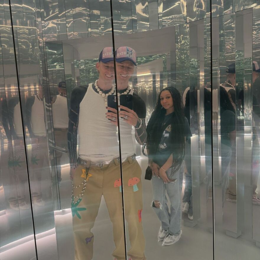 Μασίν Γκαν Κέλι: Ο κόσμος γυρίζει αλλά όταν σε κοιτάζω σταματάει, έγραψε για τα 15α γενέθλια της κόρης του 