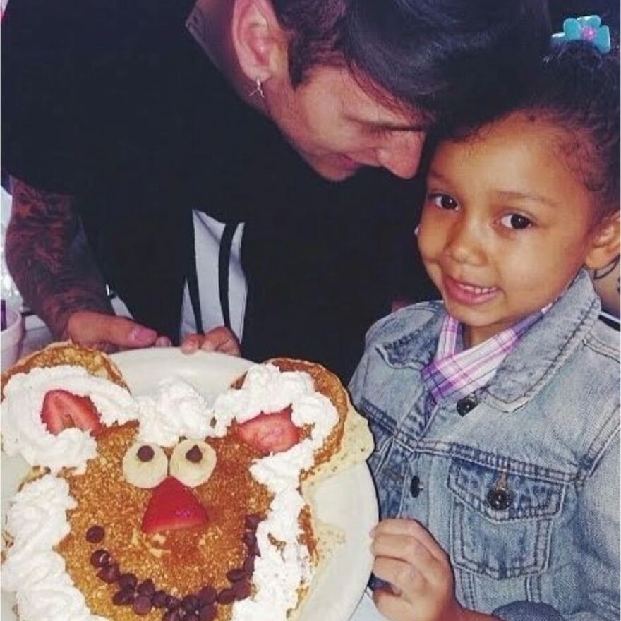 Μασίν Γκαν Κέλι: Ο κόσμος γυρίζει αλλά όταν σε κοιτάζω σταματάει, έγραψε για τα 15α γενέθλια της κόρης του 