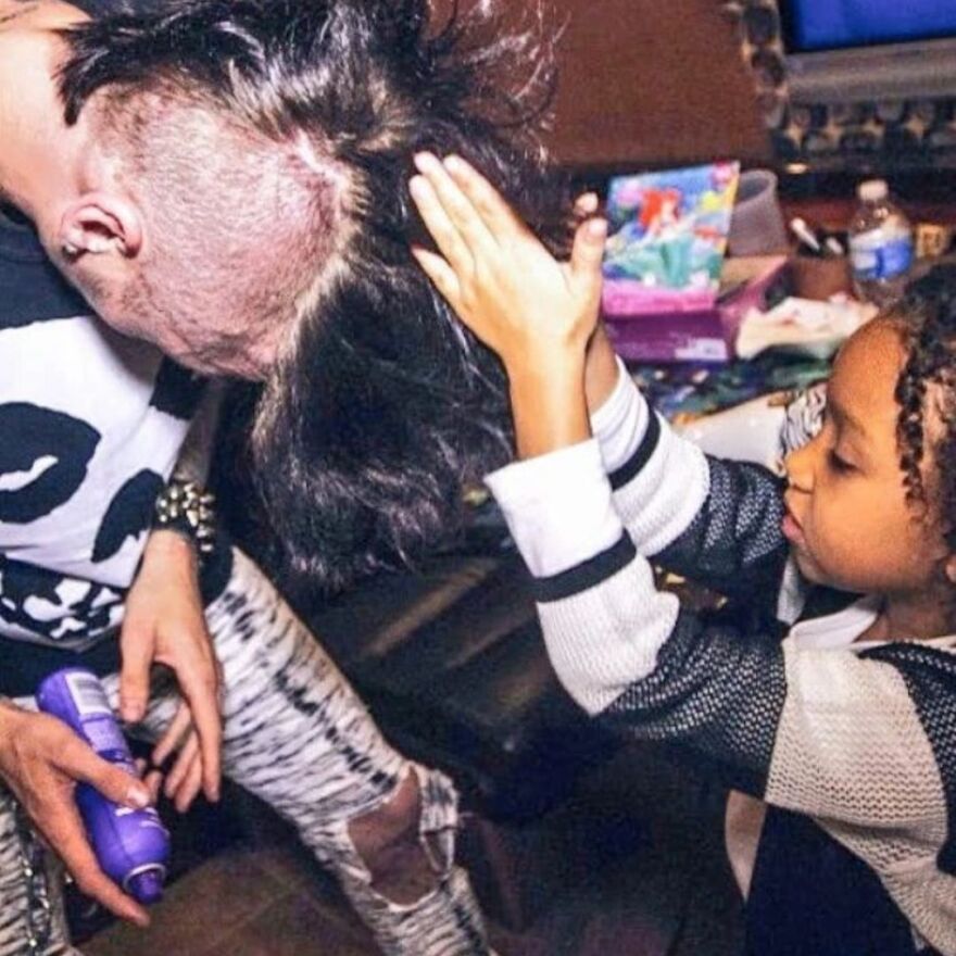 Μασίν Γκαν Κέλι: Ο κόσμος γυρίζει αλλά όταν σε κοιτάζω σταματάει, έγραψε για τα 15α γενέθλια της κόρης του 