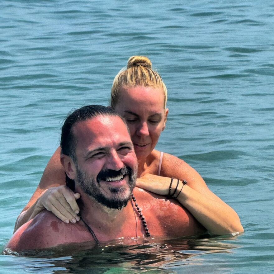 Βάσω Μαζωνάκη: Kάνει διακοπές στη Σκύρο με τον σύντροφό της Δημήτρη Μακρυνιώτη 