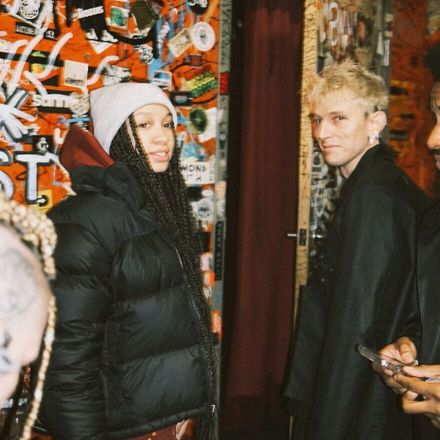 Μασίν Γκαν Κέλι: Ο κόσμος γυρίζει αλλά όταν σε κοιτάζω σταματάει, έγραψε για τα 15α γενέθλια της κόρης του 