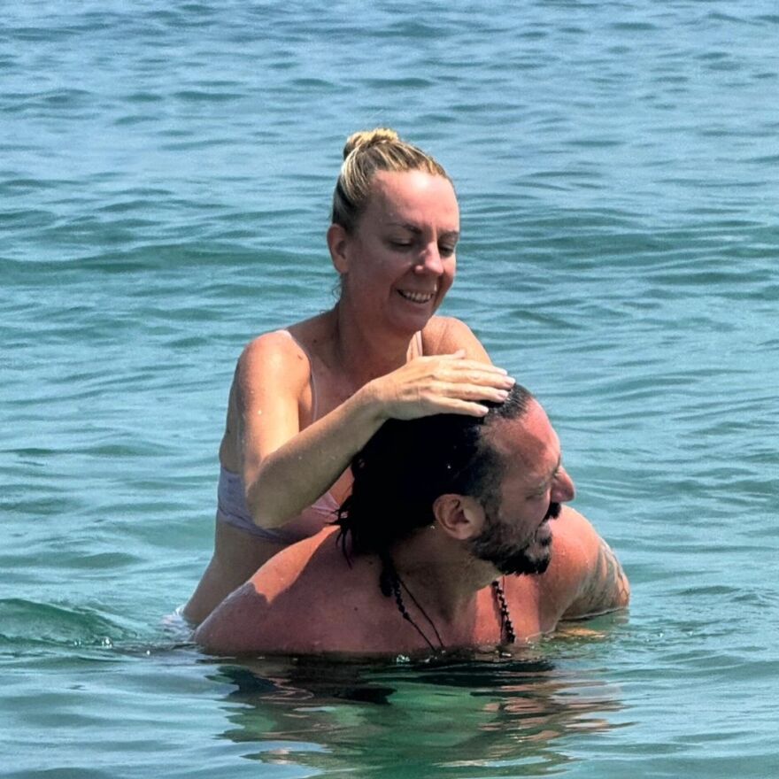 Βάσω Μαζωνάκη: Kάνει διακοπές στη Σκύρο με τον σύντροφό της Δημήτρη Μακρυνιώτη 