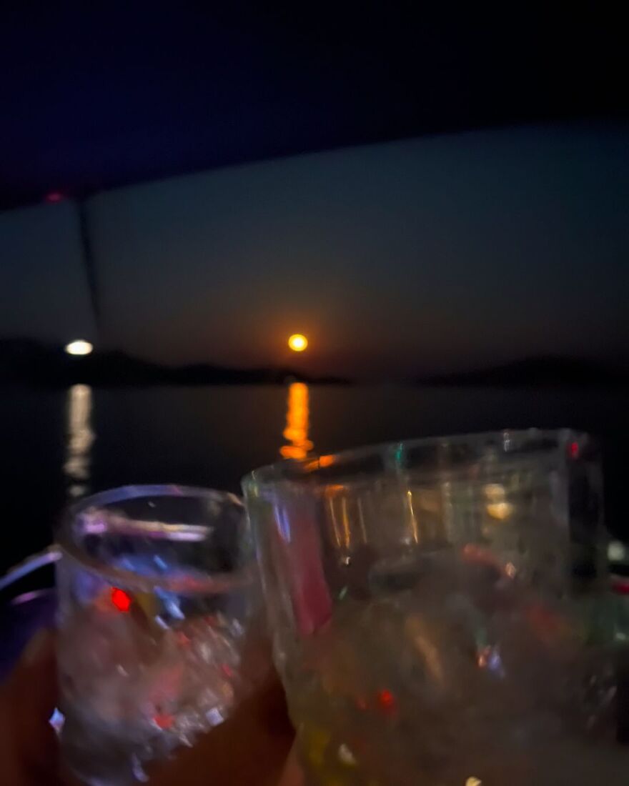 Γιώργος Αγγελόπουλος - Δήμητρα Βαμβακούση: Κάνουν βόλτα με σκάφος στη Σκιάθο