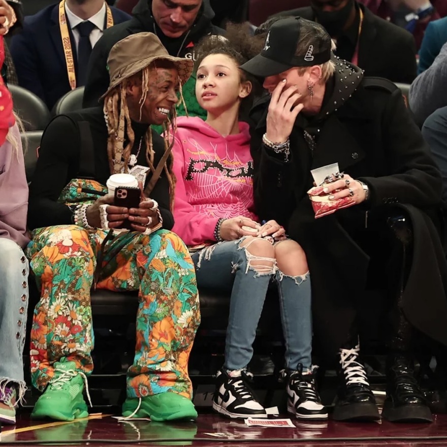 Μασίν Γκαν Κέλι: Ο κόσμος γυρίζει αλλά όταν σε κοιτάζω σταματάει, έγραψε για τα 15α γενέθλια της κόρης του 