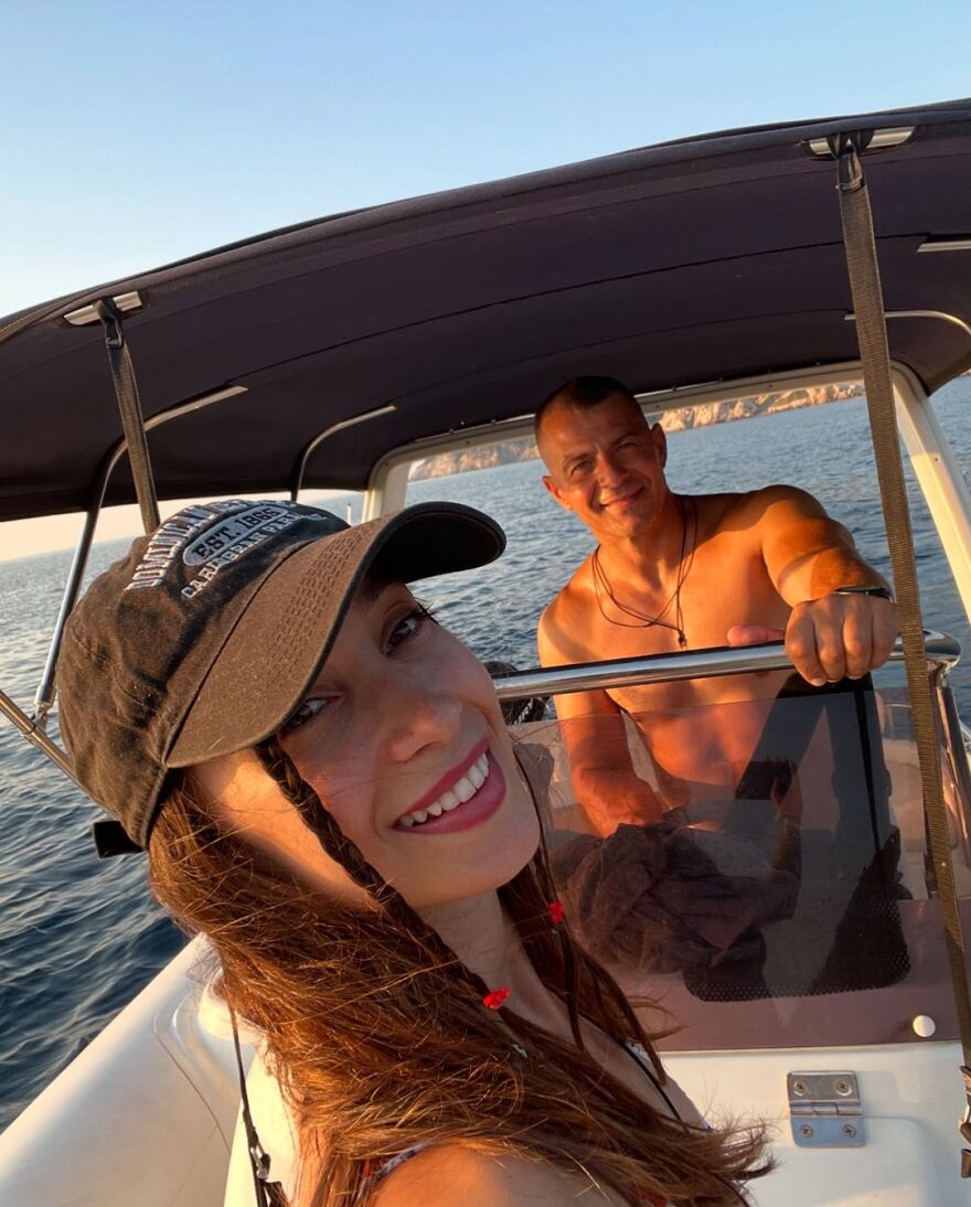 Γιώργος Αγγελόπουλος - Δήμητρα Βαμβακούση: Κάνουν βόλτα με σκάφος στη Σκιάθο