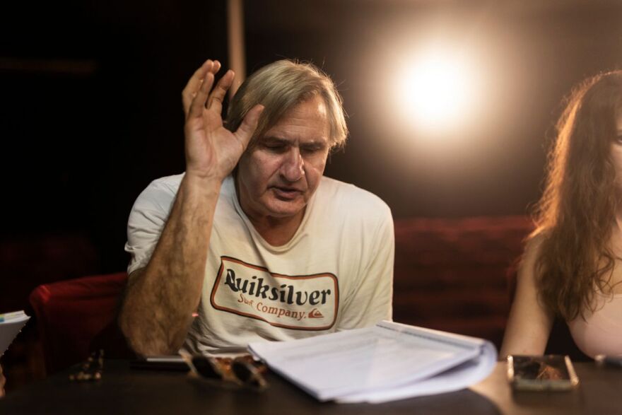 Κωνσταντίνος Μαρκουλάκης: Ανεβάζει στην Ελλάδα την πολυσυζητημένη παράσταση «Στο διπλανό δωμάτιο ή το έργο του δονητή»