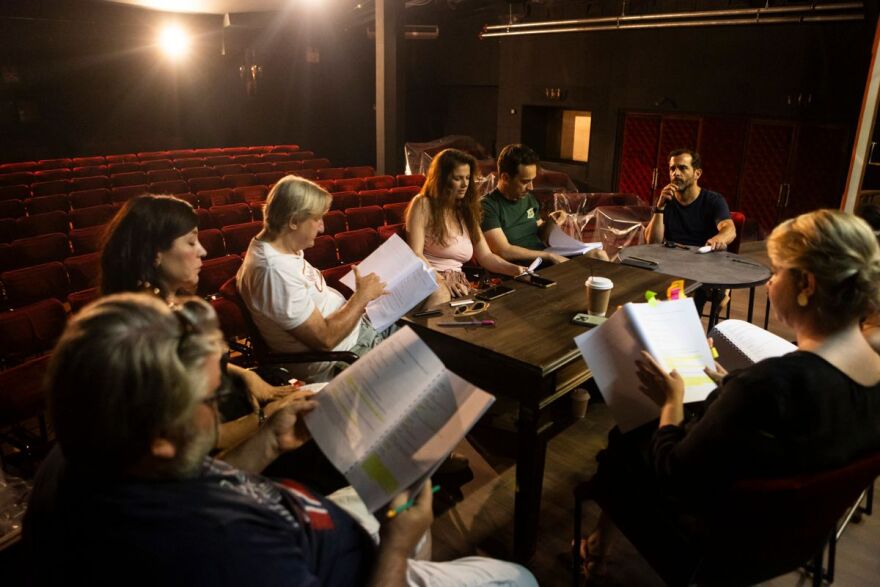 Κωνσταντίνος Μαρκουλάκης: Ανεβάζει στην Ελλάδα την πολυσυζητημένη παράσταση «Στο διπλανό δωμάτιο ή το έργο του δονητή»