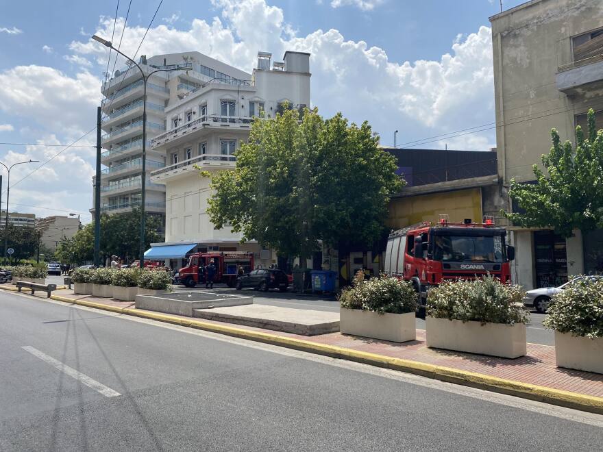 Μεταξουργείο: Οριοθετήθηκε η φωτιά σε εγκαταλελειμμένο κτίριο και δύο αυτοκίνητα - Δείτε βίντεο