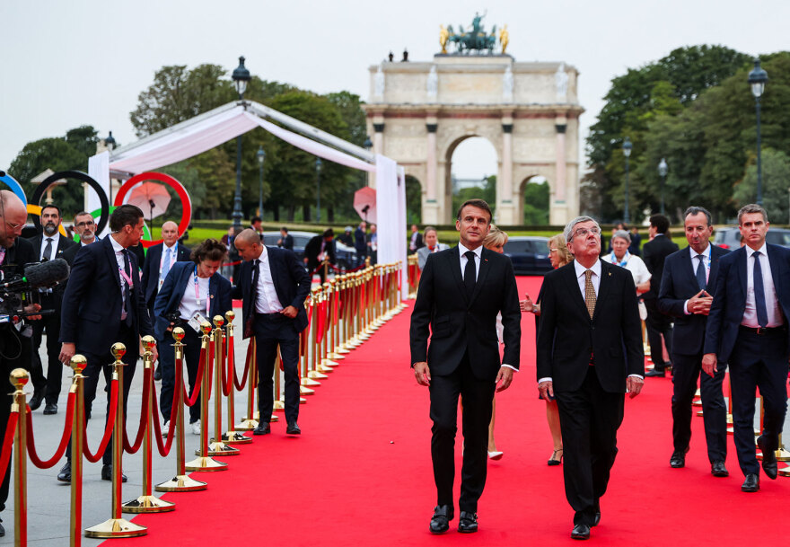 Στο Λούβρο το δείπνο Μακρόν για τους Ολυμπιακούς Αγώνες - Κυριάκος και Μαρέβα Μητσοτάκη στους 500 καλεσμένους (φωτογραφίες)