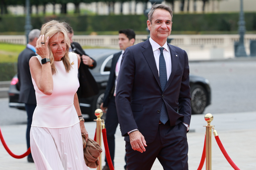 Στο Λούβρο το δείπνο Μακρόν για τους Ολυμπιακούς Αγώνες - Κυριάκος και Μαρέβα Μητσοτάκη στους 500 καλεσμένους (φωτογραφίες)