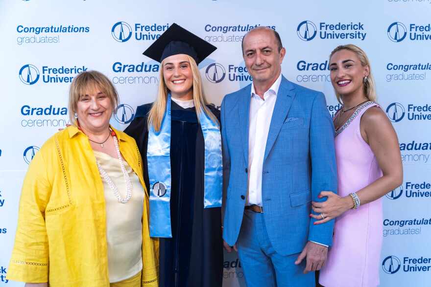 Γονείς καμαρώνουν τα παιδιά τους στην αποφοίτηση και μοιράζονται την ευγνωμοσύνη τους για όσους τα στήριξαν 