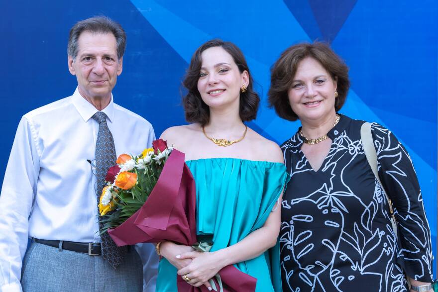 Γονείς καμαρώνουν τα παιδιά τους στην αποφοίτηση και μοιράζονται την ευγνωμοσύνη τους για όσους τα στήριξαν 