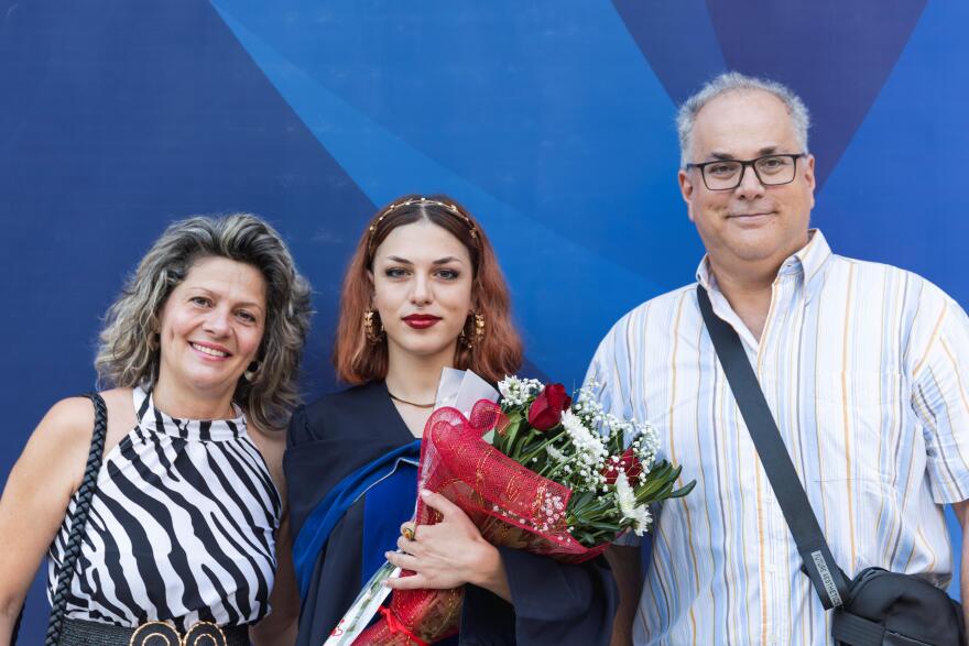 Γονείς καμαρώνουν τα παιδιά τους στην αποφοίτηση και μοιράζονται την ευγνωμοσύνη τους για όσους τα στήριξαν 