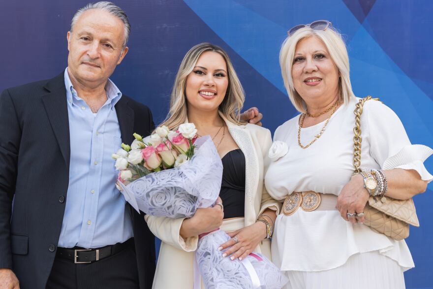 Γονείς καμαρώνουν τα παιδιά τους στην αποφοίτηση και μοιράζονται την ευγνωμοσύνη τους για όσους τα στήριξαν 