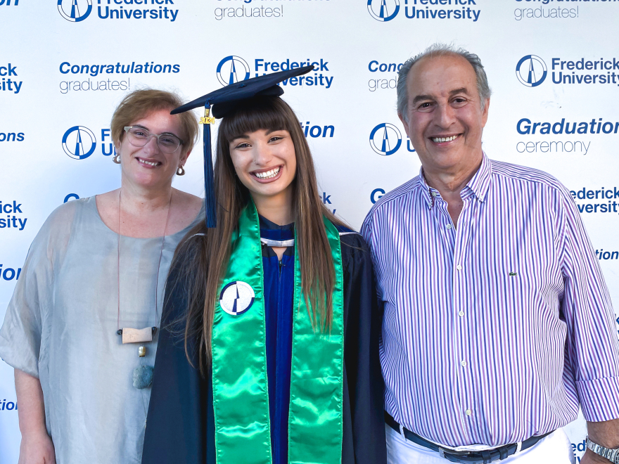 Γονείς καμαρώνουν τα παιδιά τους στην αποφοίτηση και μοιράζονται την ευγνωμοσύνη τους για όσους τα στήριξαν 