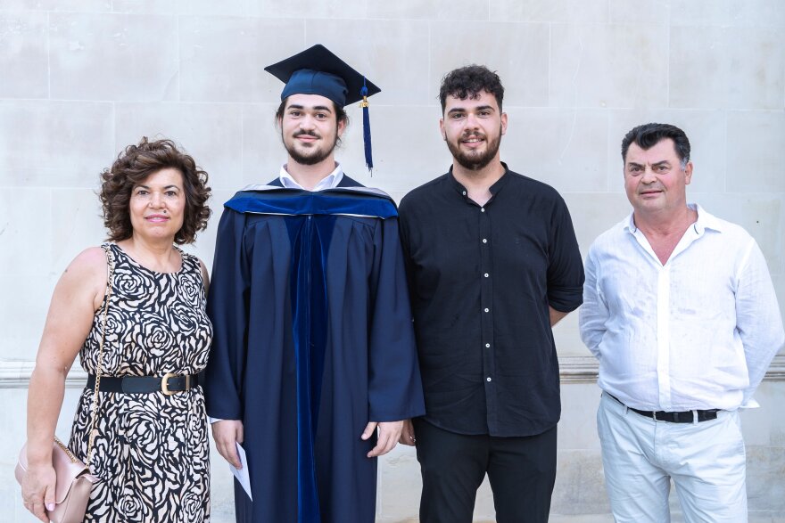 Γονείς καμαρώνουν τα παιδιά τους στην αποφοίτηση και μοιράζονται την ευγνωμοσύνη τους για όσους τα στήριξαν 