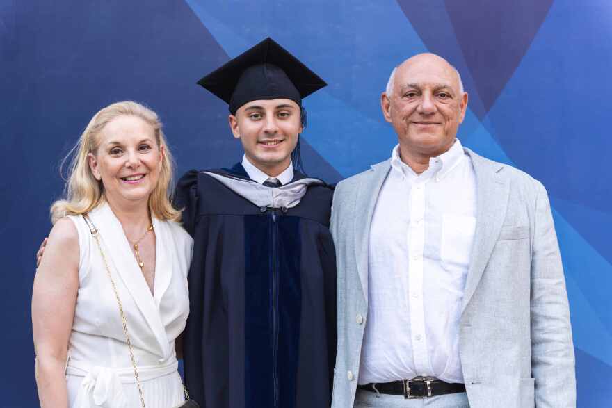 Γονείς καμαρώνουν τα παιδιά τους στην αποφοίτηση και μοιράζονται την ευγνωμοσύνη τους για όσους τα στήριξαν 