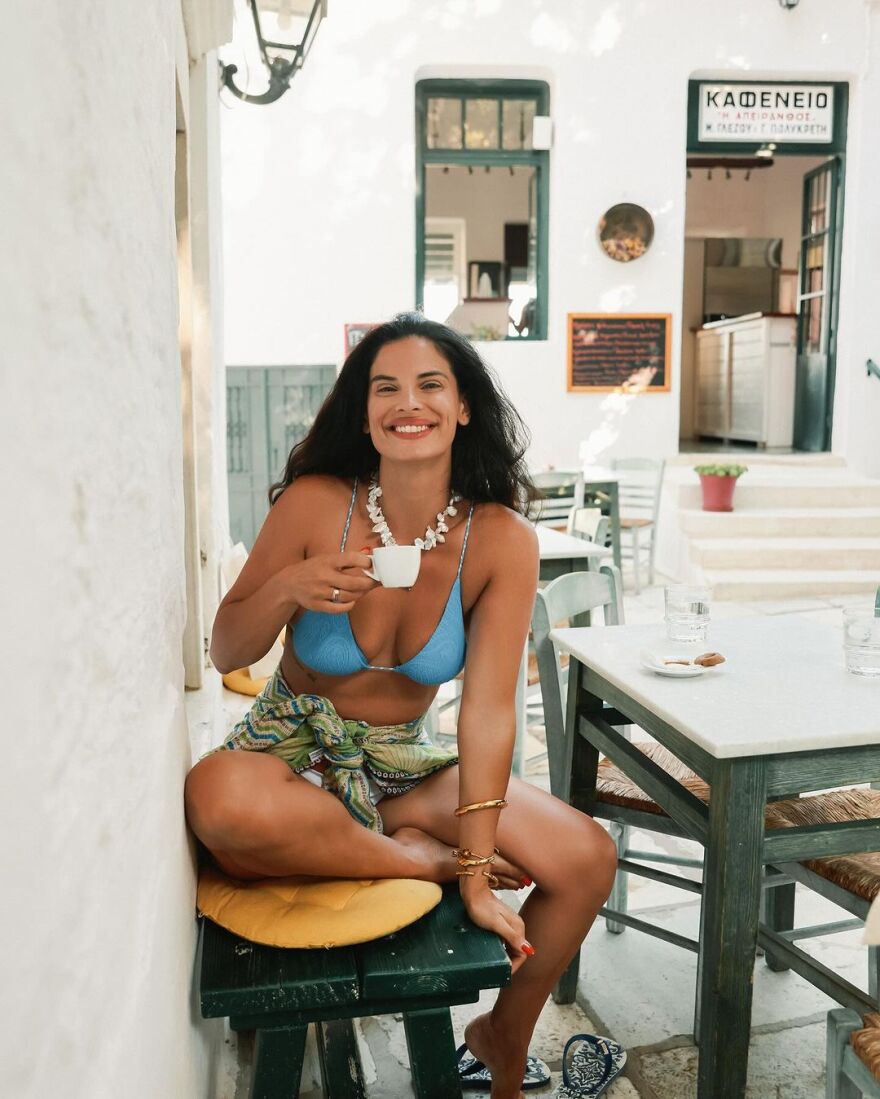 H Χριστίνα Μπόμπα απόλαυσε τον καφέ της στη Νάξο με γαλάζιο μπικίνι