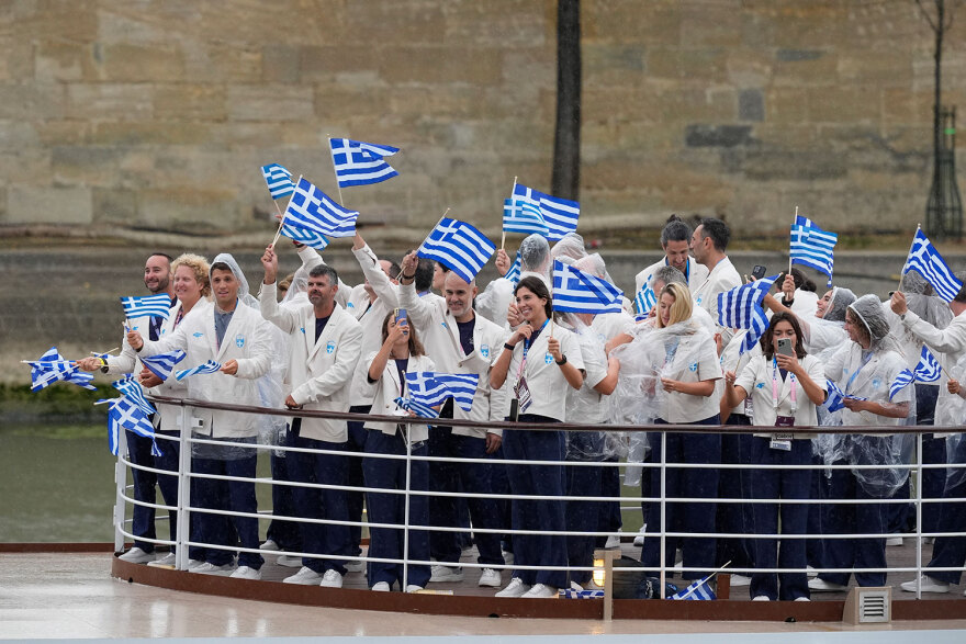 Ολυμπιακοί Αγώνες 2024: Η είσοδος της ελληνικής αποστολής με το πρώτο πλοιάριο - Δείτε βίντεο