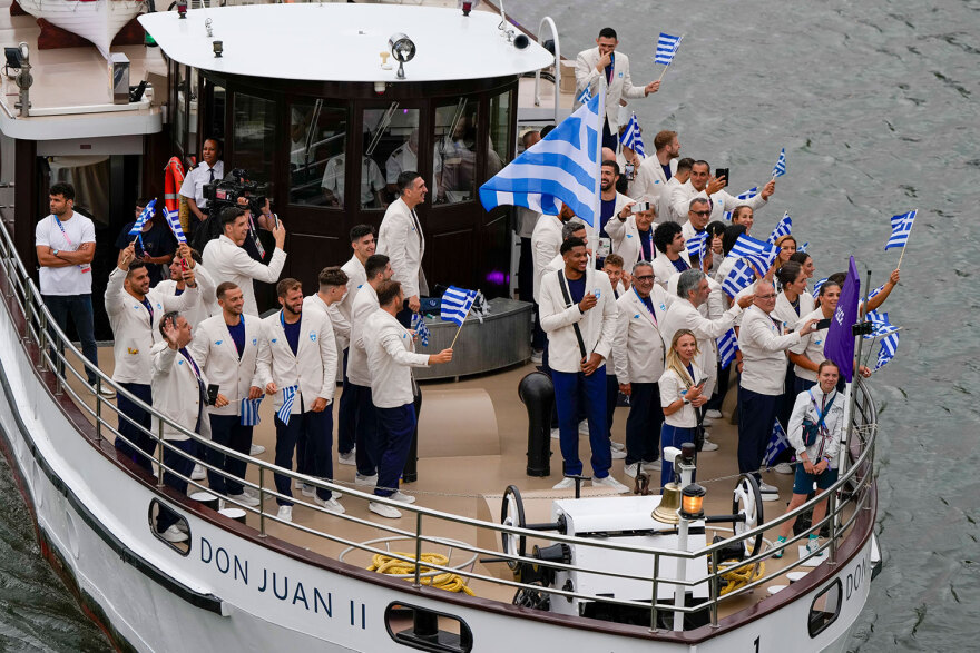 Ολυμπιακοί Αγώνες 2024: Η είσοδος της ελληνικής αποστολής με το πρώτο πλοιάριο - Δείτε βίντεο