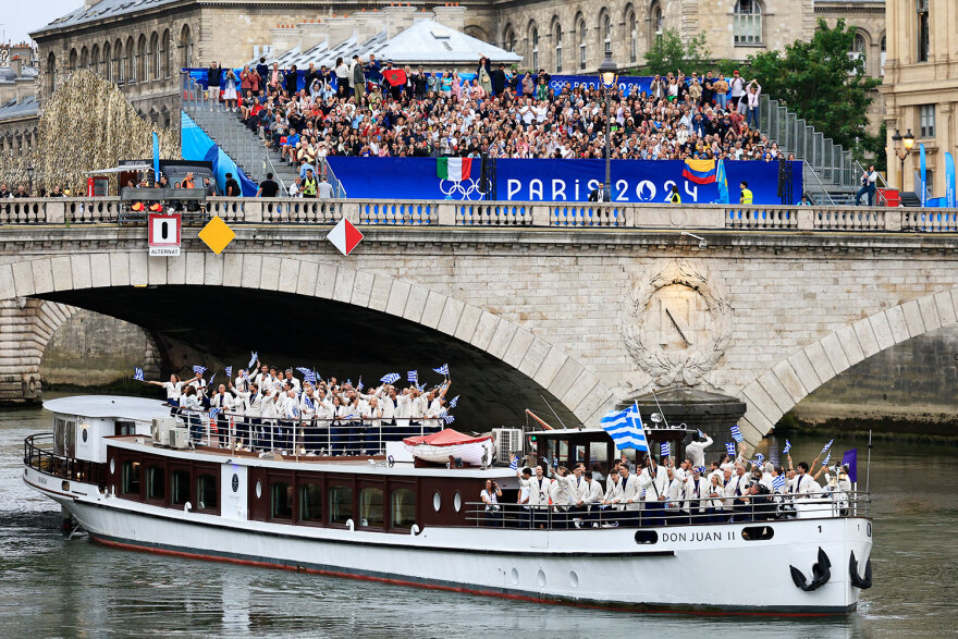Ολυμπιακοί Αγώνες 2024: Η είσοδος της ελληνικής αποστολής με το πρώτο πλοιάριο - Δείτε βίντεο